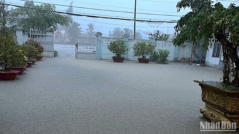 Mưa lớn kết hợp triều cường gây ngập sâu đường sá và trụ sở nhiều cơ quan công quyền. (Trong ảnh: Nơi làm việc của Sở Lao động-Thương binh và Xã hội Cà Mau nhìn ra trục đường Phan Ngọc Hiển)