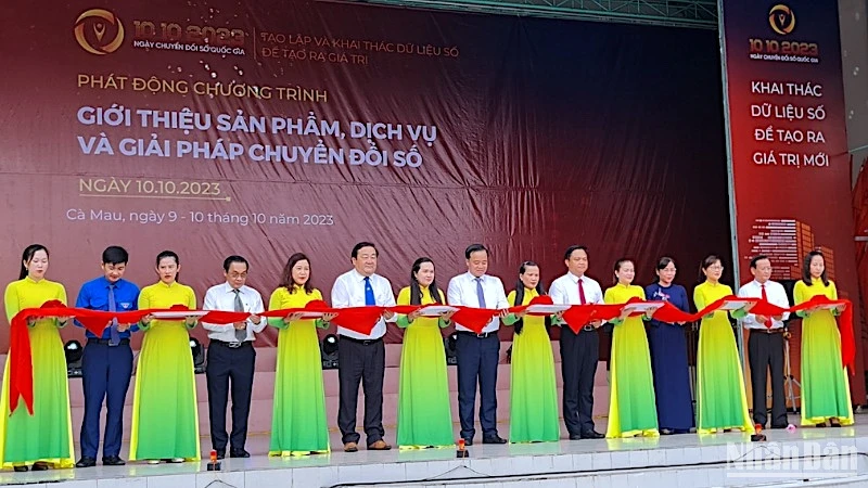 Nghi thức cắt băng khai trương hưởng ứng ngày Chuyển đổi số quốc gia năm 2023 tại Cà Mau chiều 9/10.
