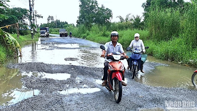 Tuyến đường Mậu Thân trong nội ô thành phố Cà Mau xuống cấp trầm trọng và thường xuyên bị ngập nước.