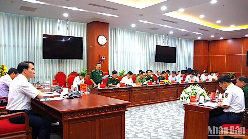 Đại diện Bộ đội Biên phòng Cà Mau báo cáo với đoàn kiểm tra.