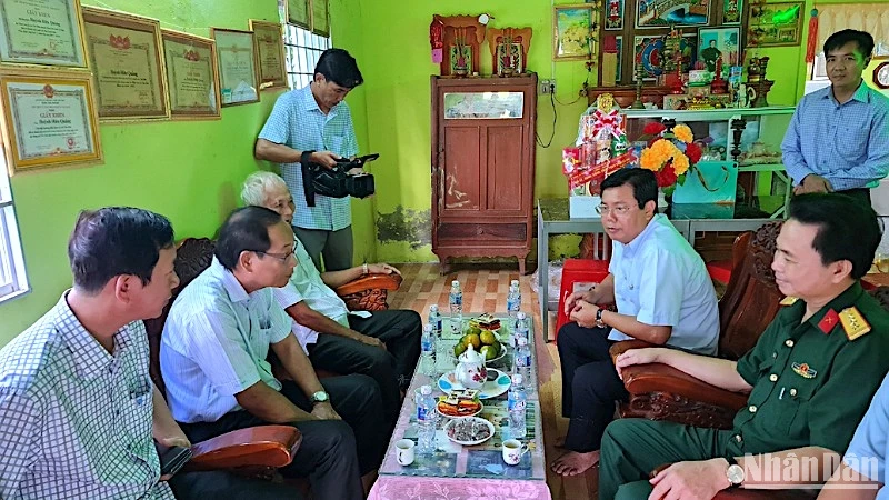 Bí thư Tỉnh ủy Cà Mau đến thăm gia đình các nhân chứng lịch sử trên địa bàn huyện Đầm Dơi vào sáng 17/11.