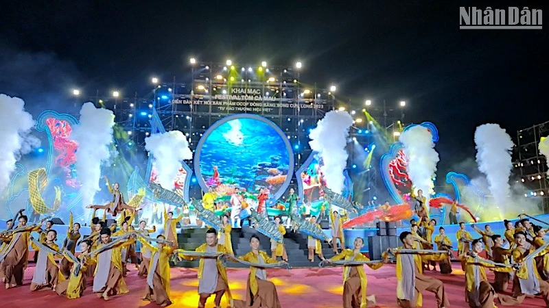 Văn nghệ chào mừng Festival tôm Cà Mau và Diễn đàn kết nối sản phẩm OCOP đồng bằng sông Cửu Long - 2023 vào tối 10/12.