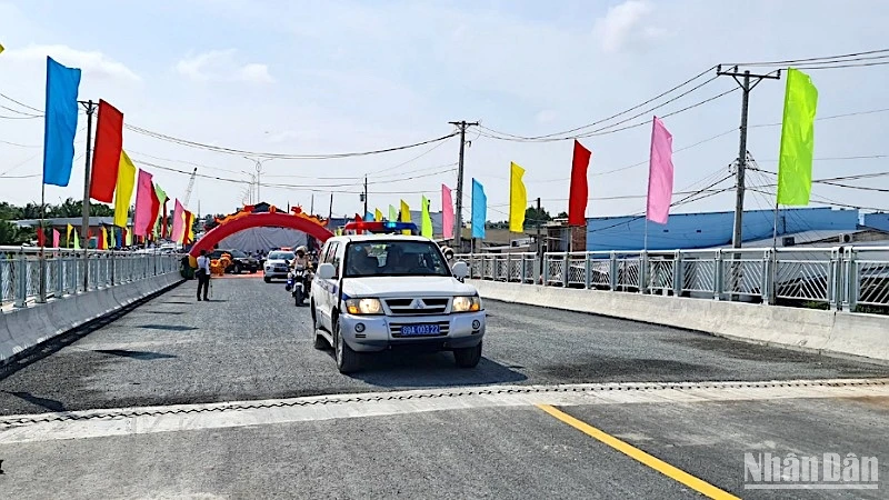Thông xe cầu Ông Đốc nối đôi bờ thị trấn Sông Đốc (huyện Trần Văn Thời, tỉnh Cà Mau) vào sáng 10/12. 