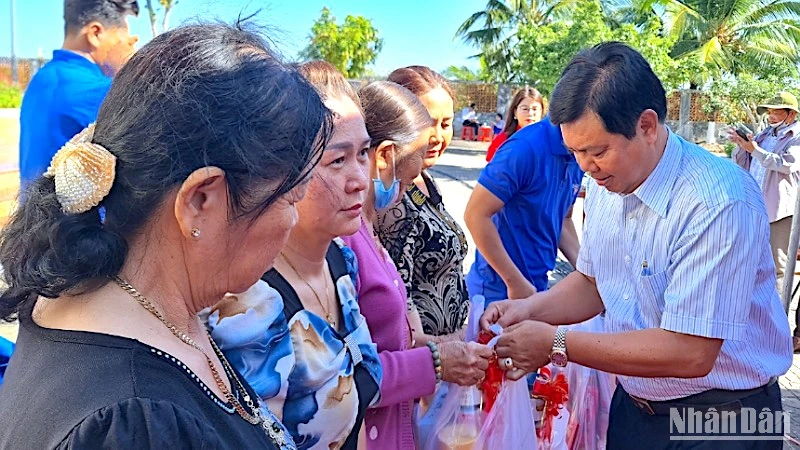 Bí thư Tỉnh ủy Cà Mau trao quà mừng Tết cho gia đình người có công vùng căn cứ cách mạng Lung Lá Nhà Thể.