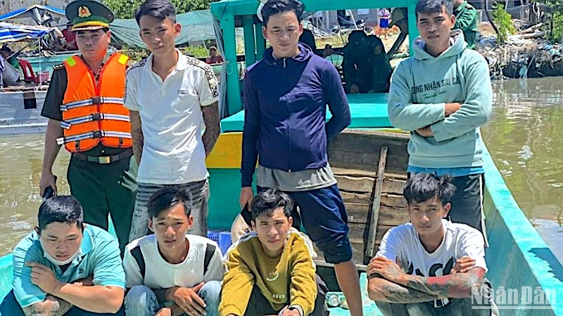 Nhóm đối tượng dùng hung khí nguy hiểm trên biển vừa bị Bộ đội Biên phòng Cà Mau truy bắt.