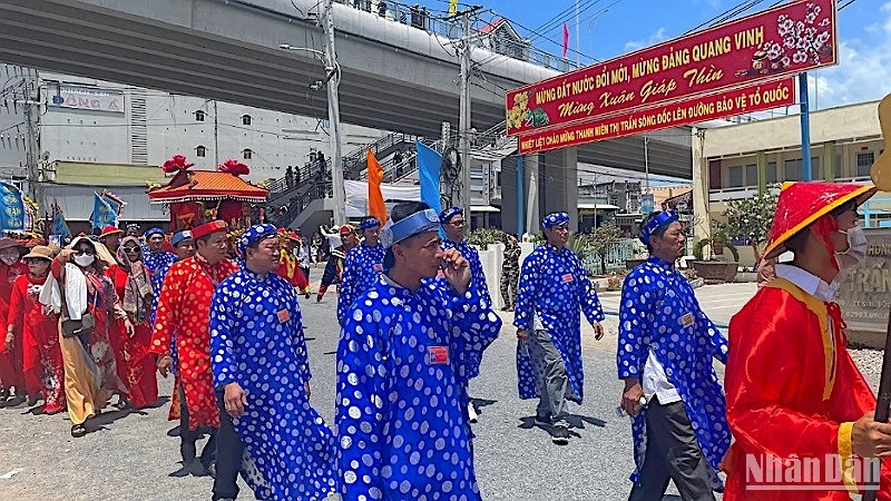 Đoàn nghinh Ông diễu hành qua thị trấn Sông Đốc.