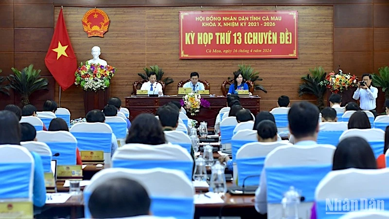 Kỳ họp thứ 13 của Hội đồng nhân dân tỉnh Cà Mau thông qua 5 nghị quyết cá biệt mang tính cấp bách phục vụ cho phát triển kinh tế-xã hội tại địa phương.