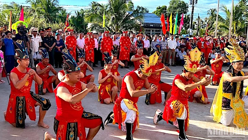 Hoạt cảnh tưởng nhớ công đức của các vị Vua Hùng và tiền nhân tại Đền thờ Vua Hùng của tỉnh Cà Mau vào sáng 18/4.