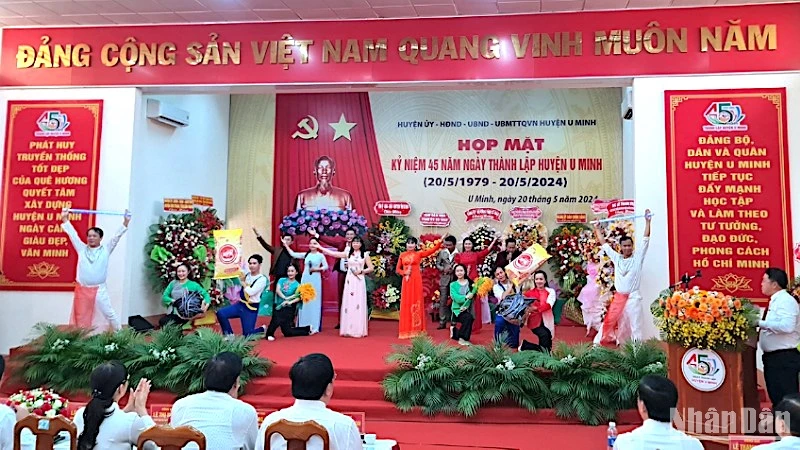 Văn nghệ chào mừng họp mặt 45 năm ngày thành lập huyện U Minh, tỉnh Cà Mau.