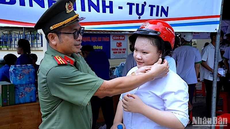 Lực lượng đoàn viên Công an Cà Mau hỗ trợ thí sinh tham gia dự thi vào sáng 27/6. 
