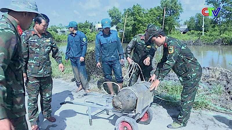 Lực lượng quân sự tỉnh Cà Mau tiến hành di chuyển quả bom to phát hiện trong dân để xử lý an toàn theo quy định. (Ảnh: CVT)