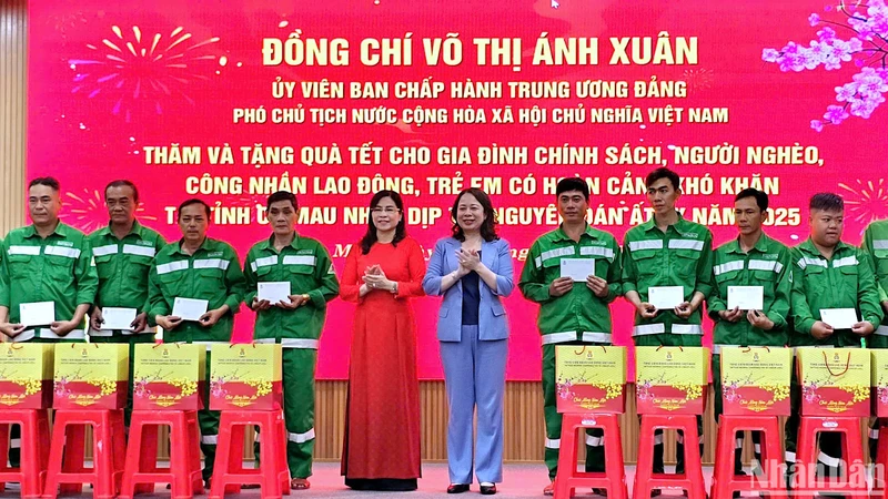 Phó Chủ tịch nước Võ Thị Ánh Xuân và Phó Chủ tịch Hội đồng nhân dân tỉnh Cà Mau Lê Thị Nhung trao tặng quà Tết cho người lao động có hoàn cảnh khó khăn.