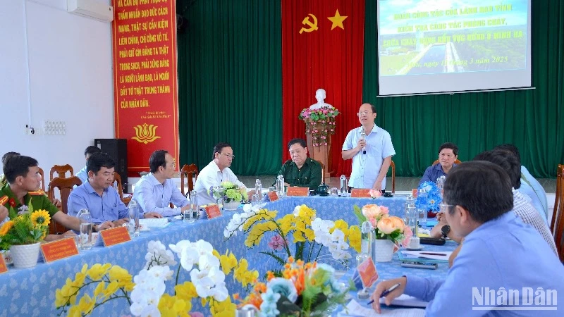 Bí thư Tỉnh ủy Cà Mau Nguyễn Hồ Hải (đứng) phát biểu chỉ đạo tại buổi làm việc tại Vườn Quốc gia U Minh hạ về công tác phòng cháy, chữa cháy rừng mùa khô.