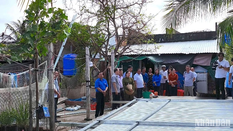 Lãnh đạo tỉnh Cà Mau kiểm tra tiến độ xóa nhà tạm, nhà dột nát trên địa bàn xã Hòa Thành (thành phố Cà Mau).