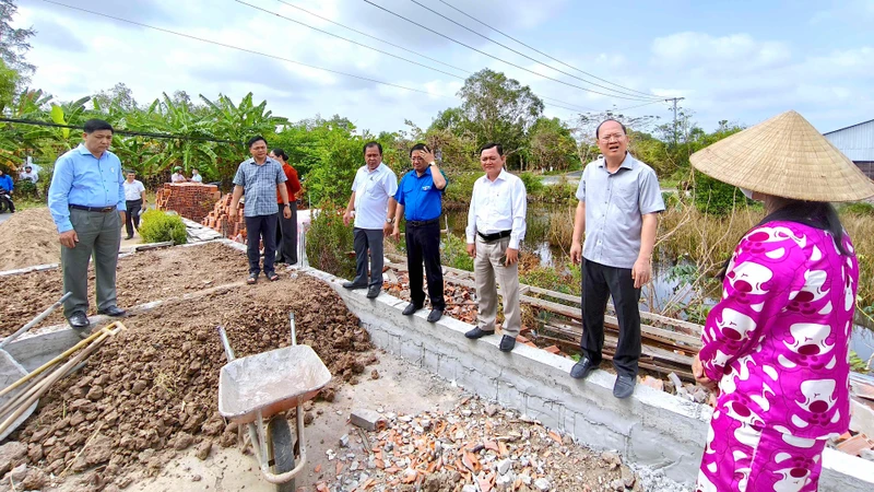Lãnh đạo tỉnh Cà Mau kiểm tra tiến độ xóa nhà tạm, nhà dột nát trên địa bàn thành phố Cà Mau.