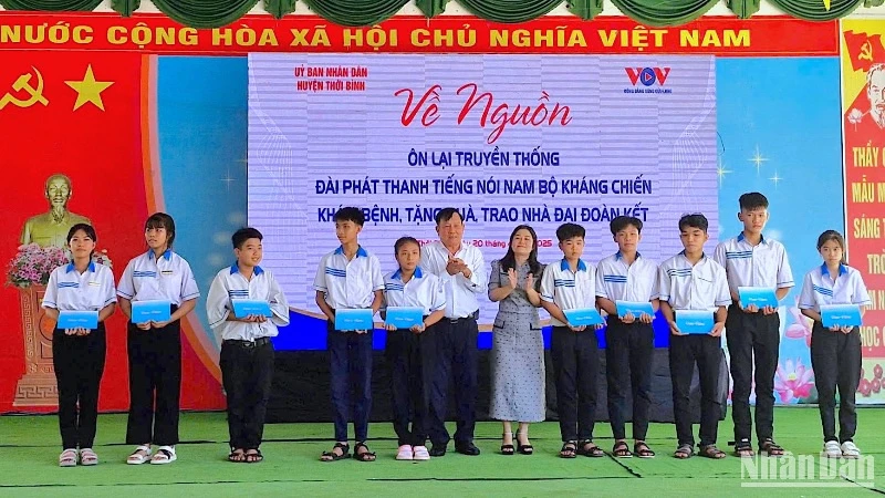 Đại diện Ủy ban Mặt trận Tổ quốc Việt Nam tỉnh Cà Mau trao học bổng cho học sinh xã Tân Bằng nhân chuyến về nguồn.