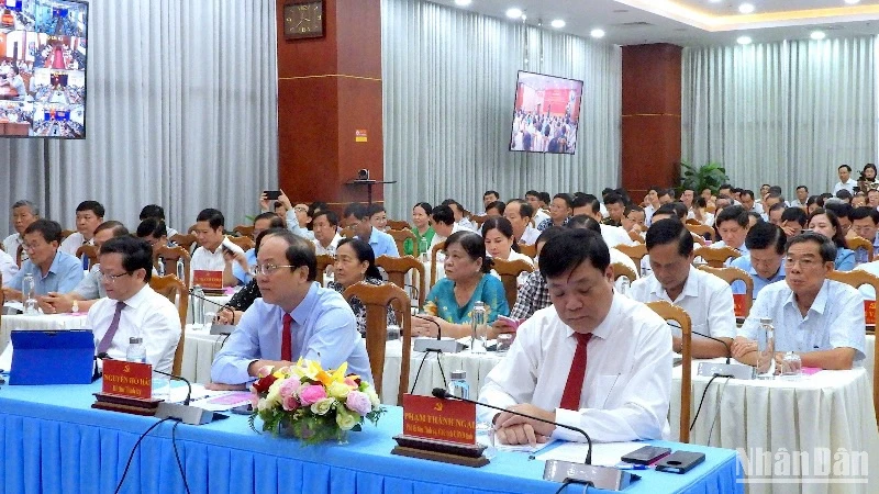 Đảng viên tại đầu cầu tỉnh Cà Mau tham gia học tập chuyên đề làm theo gương Bác năm 2025.