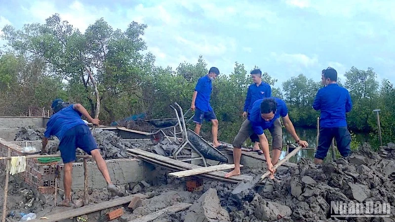Đoàn thanh niên Cà Mau hỗ trợ ngày công lao động giúp chủ hộ đắp đất nền nhà, tiết kiệm xây dựng nhà mới.