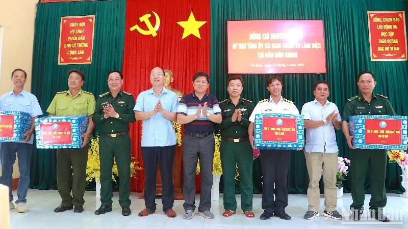 Bí thư Tỉnh ủy Cà Mau Nguyễn Hồ Hải (thứ 4 từ phải qua) tặng quà cho các đơn vị làm nhiệm vụ trên cụm đảo Hòn Khoai.
