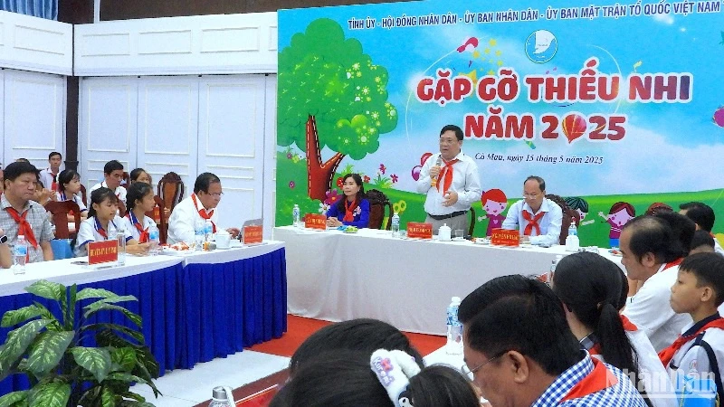 Quang cảnh buổi gặp gỡ của lãnh đạo tỉnh với hơn 200 em học sinh thiếu nhi tiêu biểu trên địa bàn tỉnh Cà Mau.