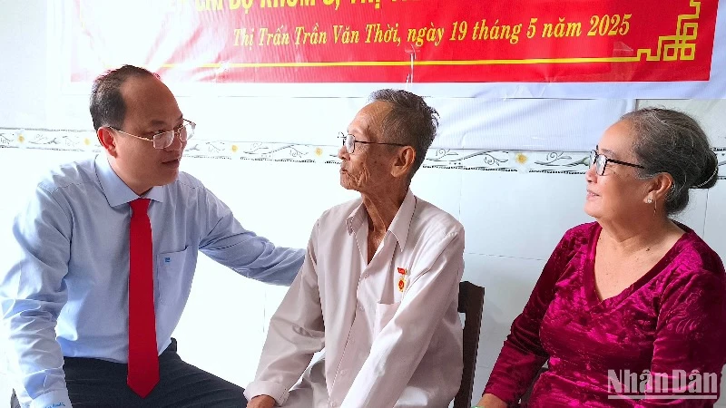 Bí thư Tỉnh ủy Cà Mau Nguyễn Hồ Hải (bìa trái) ân cần thăm hỏi sức khỏe đảng viên Trần Văn Trung.
