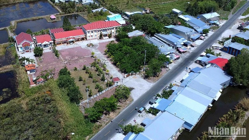 Trụ sở Đảng ủy, Hội đồng nhân dân, Ủy ban nhân dân xã Tân Bằng (bìa trái), nơi tập thể Ban Thường vụ Đảng ủy xã vừa bị phê bình, rút kinh nghiệm.