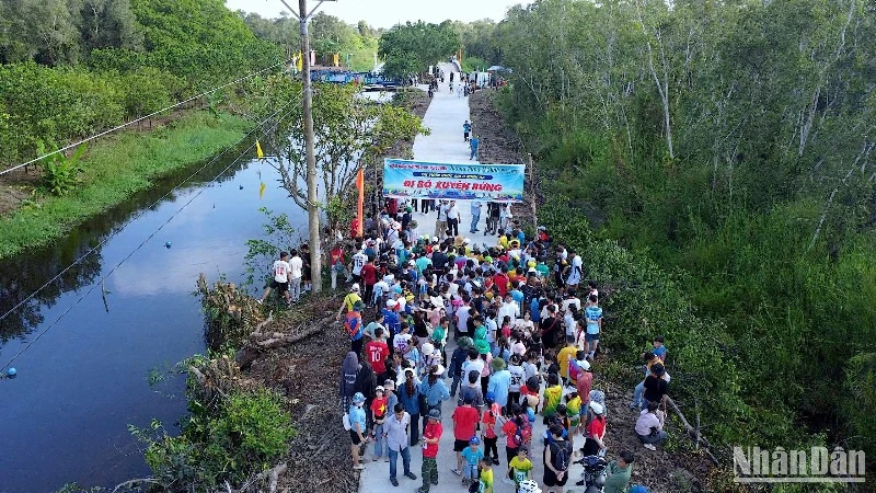 Đông đảo khách tham quan đến khám phá, trải nghiệm dịch vụ du lịch tại Vườn Quốc gia U Minh hạ dịp 30/4/2025