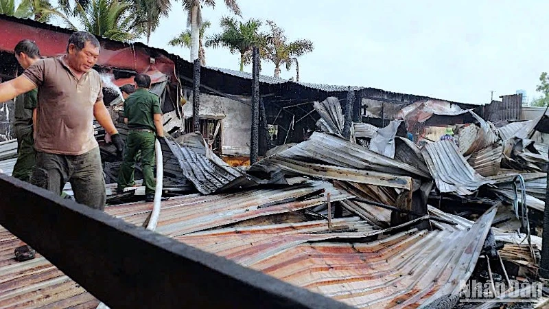 Đám cháy tại cây xăng Duy Nhất được dập tắt nhưng nhiều tài sản đã bị thiêu rụi.
