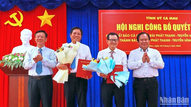 Đại diện lãnh đạo Tỉnh ủy và Ủy ban nhân dân tỉnh Cà Mau trao quyết định và tặng hoa chúc mừng nhà báo Ngô Minh Toàn và Phạm Thanh Phong (đứng giữa).