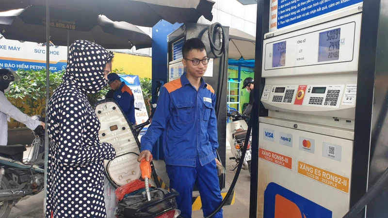 Các cửa hàng kinh doanh bán lẻ xăng dầu bắt buộc phải phát hành hóa đơn điện tử sau từng lần bán hàng. Ảnh: HẢI NAM
