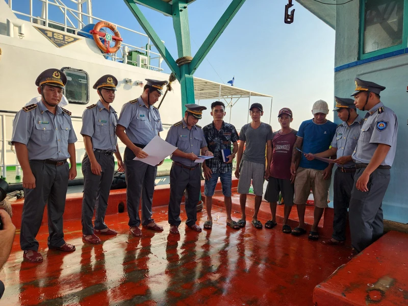 Ngư dân cần tuân thủ quy định, hạn chế vi phạm để góp phần xây dựng môi trường khai thác lành mạnh. Ảnh: TRINH QUỐC
