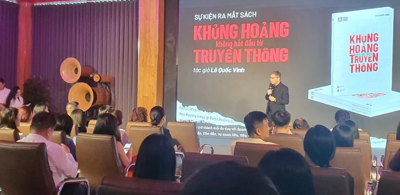 Tác giả Lê Quốc Vinh – Chủ tịch Hội đồng quản trị Công ty Le Bros, tại buổi ra mắt cuốn sách "Khủng hoảng không bắt đầu từ truyền thông", ngày 21/6 ở Hà Nội. Ảnh: Nguyễn Hùng