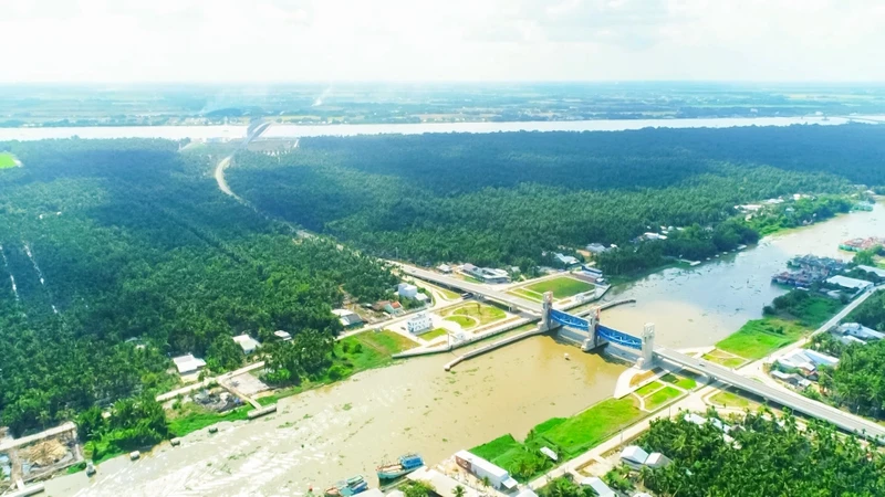 Dự án cống Cái Lớn - Cái Bé là một giải pháp hữu hiệu để kiểm soát mặn, giữ ngọt vùng Bán đảo Cà Mau. Ảnh: Phương Bằng