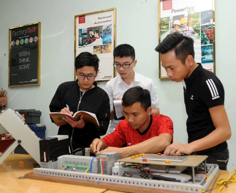Giờ thực hành tại Đại học Bách khoa Hà Nội. Ảnh: TRẦN HẢI