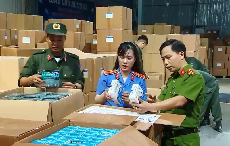 Lực lượng chức năng kiểm tra kho hàng thực phẩm chức năng giả vừa bị phát hiện. 