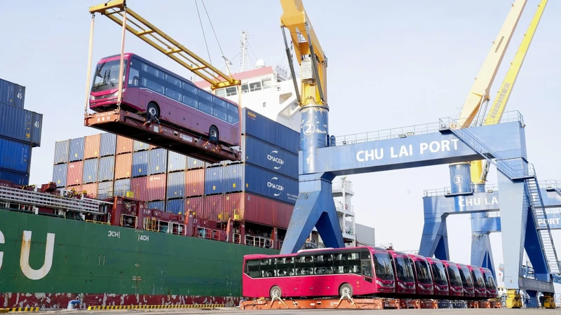 Một không gian phát triển mới tạo bệ đỡ cho doanh nghiệp tư nhân tự tin vươn xa. (Trong ảnh: Lô hàng ô-tô xuất khẩu sang thị trường Philippines của Thaco). (Nguồn THACO)