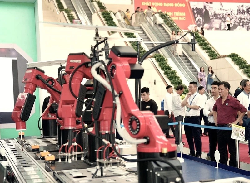 Chính phủ có nhiều chính sách ưu đãi thuế nhằm khuyến khích doanh nghiệp đầu tư vào những ngành công nghiệp hiện đại như công nghệ số, chíp bán dẫn, công nghệ điều khiển tự động... (Nguồn RẠNG ĐÔNG)