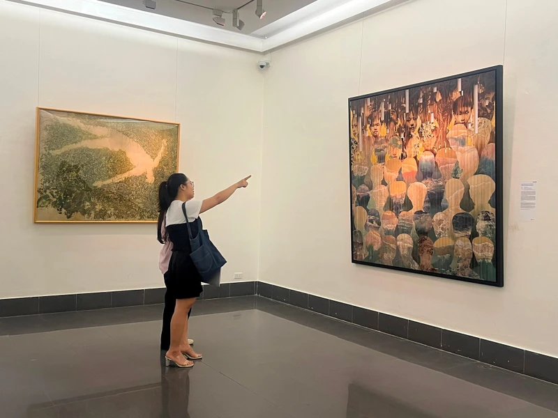 Các tác phẩm đạt giải và lọt vòng chung khảo UOB Painting of the Year 2024 của Việt Nam được giới thiệu tại Bảo tàng Mỹ thuật Việt Nam, từ ngày 7 đến 19/5. (Ảnh An Nhiên)