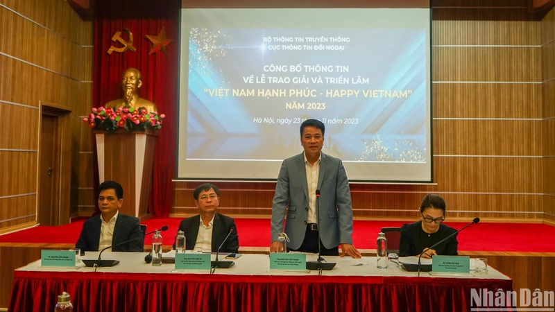 Phó Cục trưởng Thông tin đối ngoại Nguyễn Văn Thuật công bố thông tin về Lễ trao giải cuộc thi "Việt Nam hạnh phúc - Happy Vietnam". (Ảnh: TRUNG HƯNG)