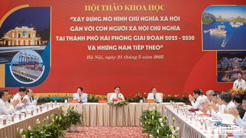 Quang cảnh hội thảo khoa học "Xây dựng mô hình chủ nghĩa xã hội gắn với con người xã hội chủ nghĩa tại thành phố Hải Phòng giai đoạn 2025-2030 và những năm tiếp theo". (Ảnh: SƠN TÙNG)