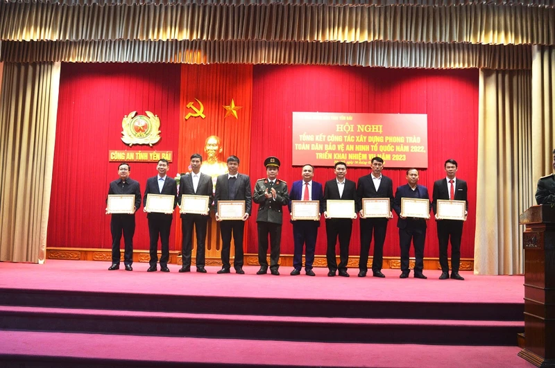 Đại tá Đặng Hồng Đức, Giám đốc Công an tỉnh Yên Bái thừa ủy quyền của Bộ trưởng Công an trao Bằng khen cho các tập thể.