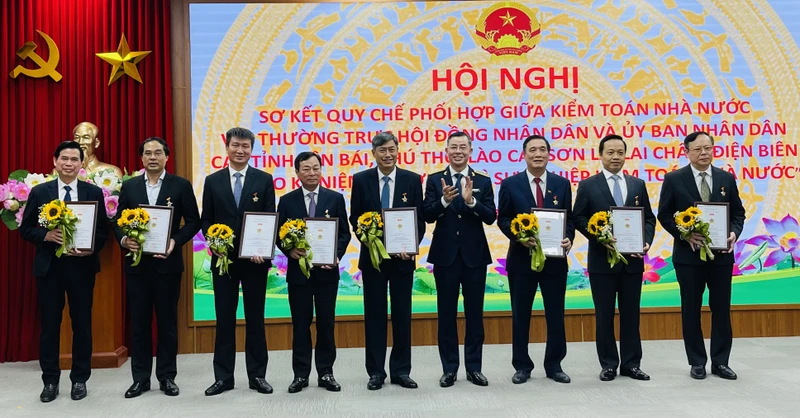 Trao Kỷ niệm chương cho các đồng chí có thành tích đóng góp cho sự nghiệp kiểm toán nhà nước.