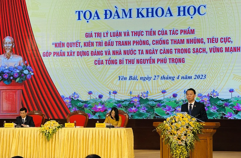 Bí thư Tỉnh ủy Đỗ Đức Duy phát biểu tại hội thảo.