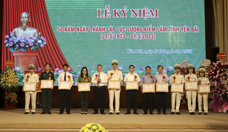 Bộ Nông nghiệp và Phát triển nông thôn tặng Bằng khen cho các tập thể, cá nhân có thành tích xuất sắc trong công tác bảo vệ và phát triển rừng. 