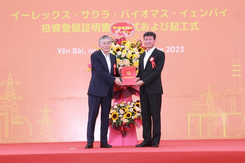 Chủ tịch Ủy ban nhân dân tỉnh Yên Bái Trần Huy Tuấn trao giấy chứng nhận đăng ký đầu tư cho nhà đầu tư.