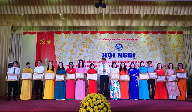 Chủ tịch Ủy ban nhân dân tỉnh Yên Bái Trần Huy Tuấn trao bằng khen cho các tập thể, cá nhân có thành tích xuất sắc trong năm học 2022-2023.