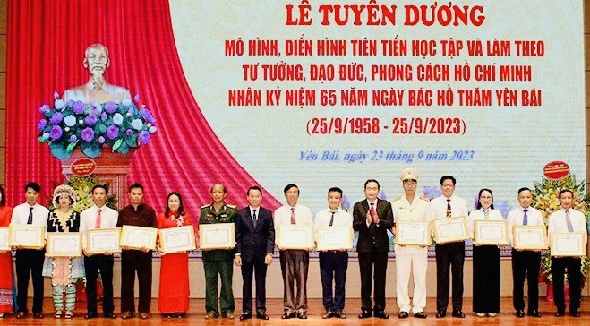 Trao thưởng các tập thể, cá nhân điển hình tinn tiến.