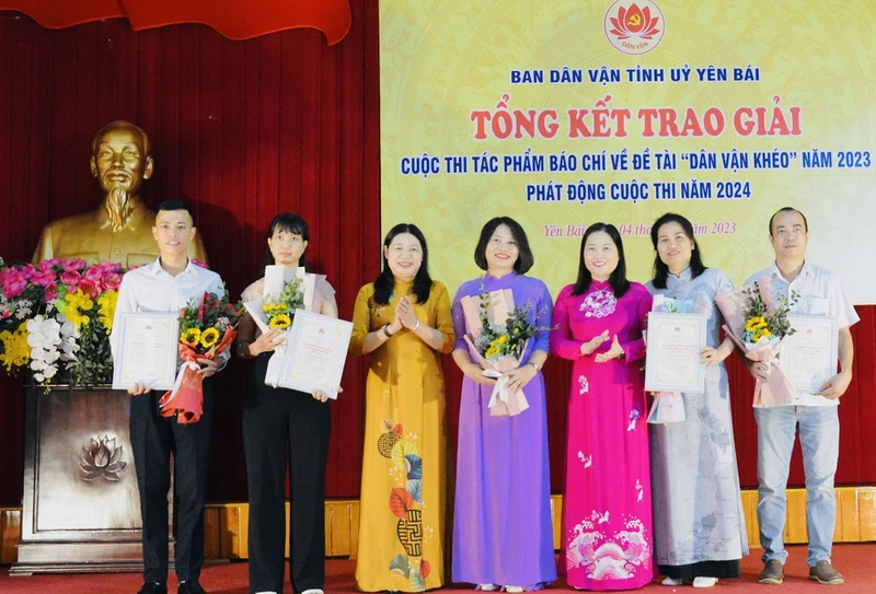 Các tác giả đạt giải tại cuộc thi.