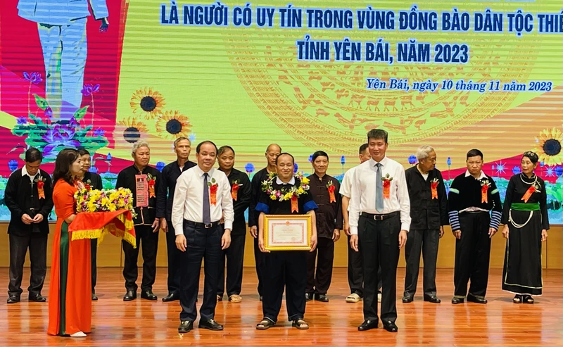 Lãnh đạo tỉnh Yên Bái trao thưởng người có thành tích là đồng bào dân tộc thiểu số.