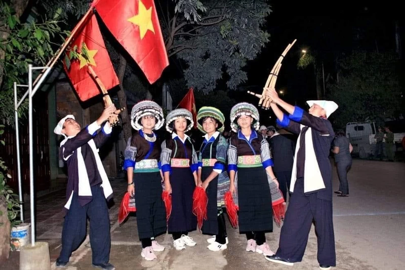 Một tiết mục biểu diễn khèn Mông (Ảnh: THANH SƠN)